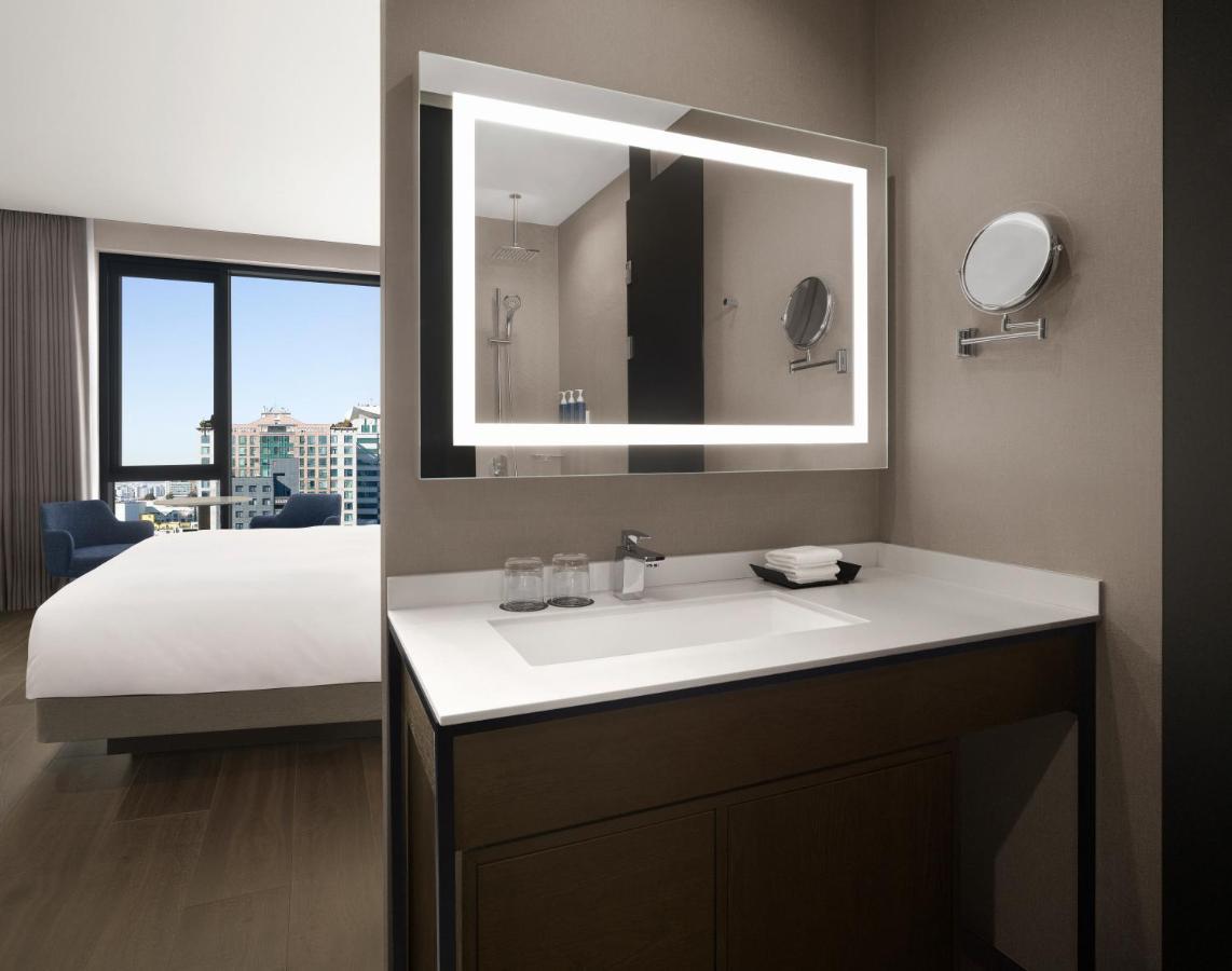 Four Points By Sheraton Suwon Bagian luar foto